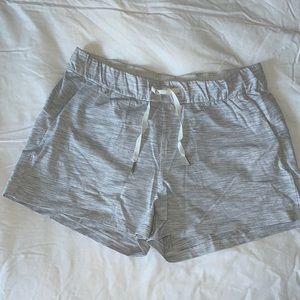 Lululemon On The Fly Mid Rise Shorts 2.5”